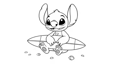 Een kleurplaat van Stitch, het schattige figuurtje met grote oren en ogen, surfplank op schoot en een glimlach, zittend tussen schelpjes op een strand.