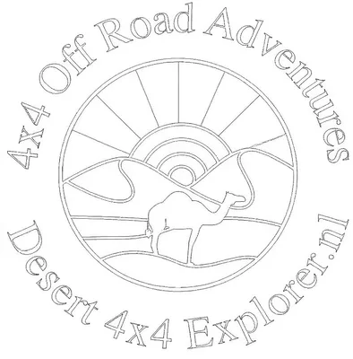 Zwart-witte lijntekening van een woestijn 4x4 logo met een kameel, duinen en de tekst '4x4 Off Road Adventures' en 'Desert 4x4 Explorer.nl'.