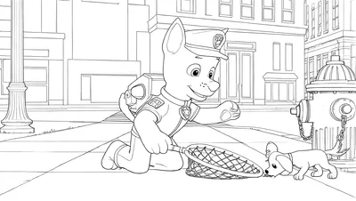 Kleurplaat van Chase van Paw Patrol, een politiehond in uniform, die op zijn knieën zit met een net, gericht op een kleine puppy die op de stoep snuffelt in een stadse omgeving met gebouwen, lantaarnpaal en brandkraan.
