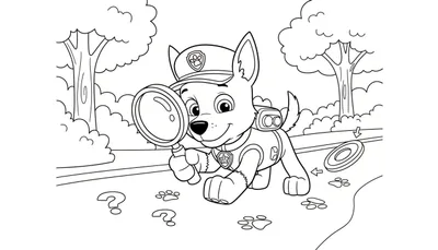 Kleurplaat van Chase van Paw Patrol als detective, met politiepet en rugzak, die met een vergrootglas naar pootafdrukken en vraagtekens op de grond speurt in een natuurlijke, bosrijke omgeving.
