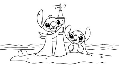 Een zwart-wit kleurplaat met twee lachende Stitch-achtige figuren op een strand. EƩn Stitch bouwt met zandtorentjes bij een zandkasteel, terwijl de ander lager in het zand zit. Op de achtergrond is de zee te zien.