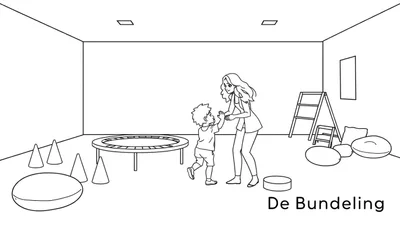 Zwart-wit lijntekening van een vrouw en een kind die high-five geven in een speelruimte met speeltoestellen en kussens. Tekst onderaan: 'De Bundeling'.