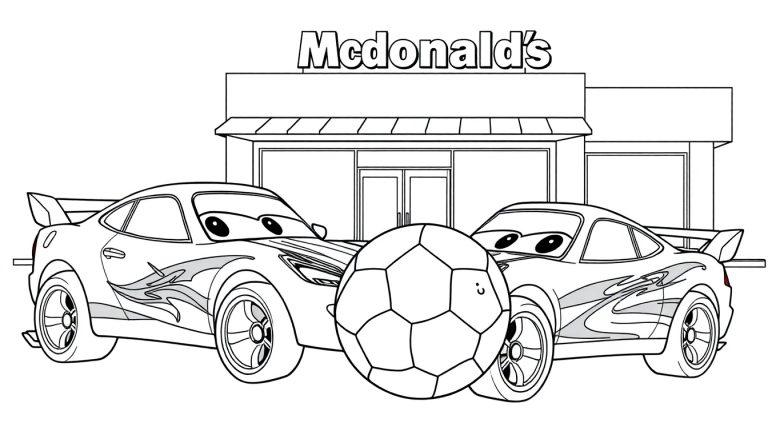 Kleurplaat van twee geanimeerde auto's met ogen die voetballen voor een McDonald's-restaurant.