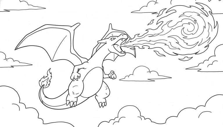 Lijntekening van Charizard vliegend in de lucht, spuwend een grote stroom vuur uit zijn mond, met een vlam aan de staart en wolken op de achtergrond. Geschikt als kleurplaat.