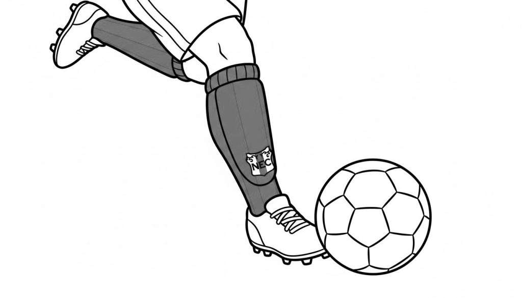 Kleurplaat van een voetballer met NEC-scheenbeschermer naast een voetbal, klaar om te trappen.