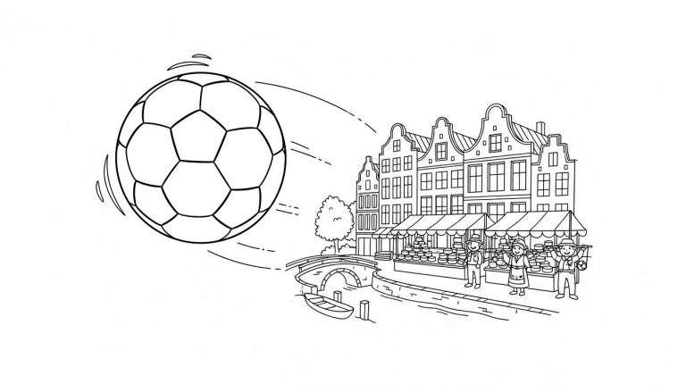 Kleurplaat met een voetbal links in beweging en een Nederlands stadsgezicht rechts met grachtenpandjes, een boogbrug, een bootje en een kaasmarkt met traditioneel geklede figuren die kazen dragen.