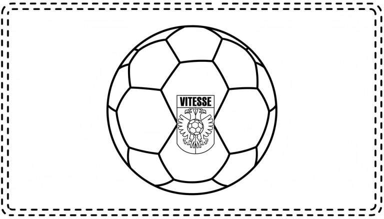 Kleurplaat van een klassieke voetbal met het logo van Vitesse, inclusief de naam VITESSE en een dubbele adelaar die een voetbal vasthoudt. De afbeelding is omrand met een gestippelde lijn.