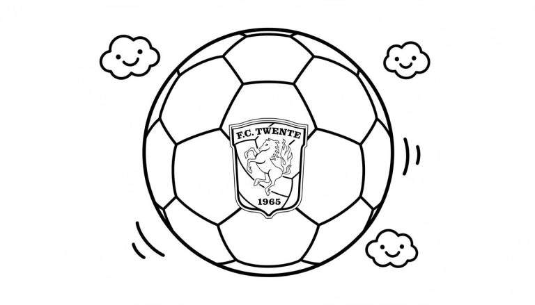 Zwart-wit kleurplaat van een voetbal met het F.C. Twente logo, inclusief tekst, steigerend paard en jaartal 1965. Drie lachende wolkjes en bewegingslijnen omringen de bal.