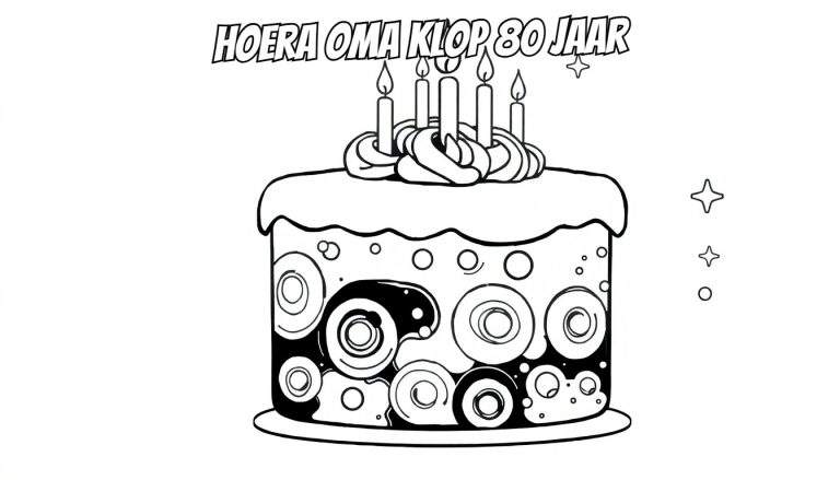 Line-art kleurplaat van een feestelijke verjaardagstaart met de tekst 'HOERA OMA KLOP 80 JAAR', vijf brandende kaarsjes en decoratieve sterretjes.