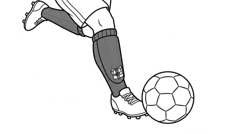 Kleurplaat van een voetballer met NEC-scheenbeschermer naast een voetbal, klaar om te trappen.