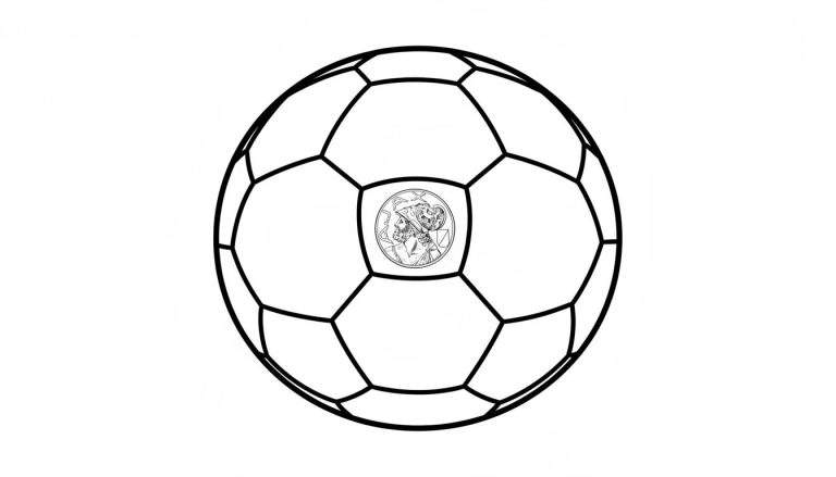 Kleurplaat van een traditionele voetbal met een embleem in een zeshoekig vlak, waarop twee antieke hoofden met helmen en de letters 'AX' te zien zijn, verwijzend naar Ajax.